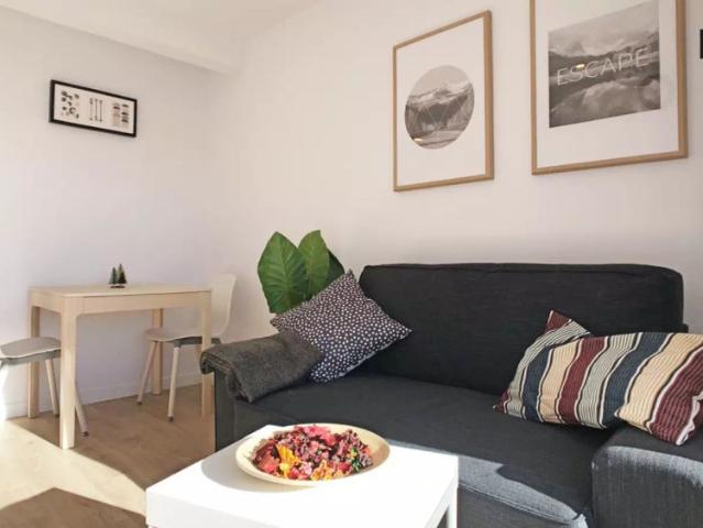 Room in a shared 2 bedroom apartment for rent in Colina
