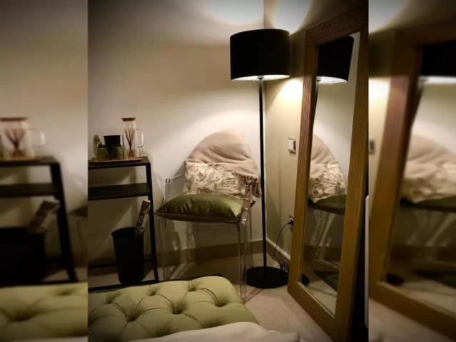 Room in a shared 2 bedroom apartment for rent in Cortes, Professionals only