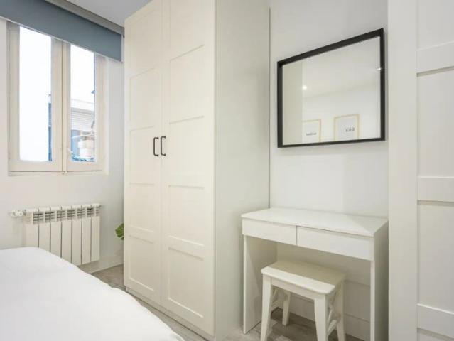 Room in a shared 2 bedroom apartment for rent in Embajadores, bills included, professionals only