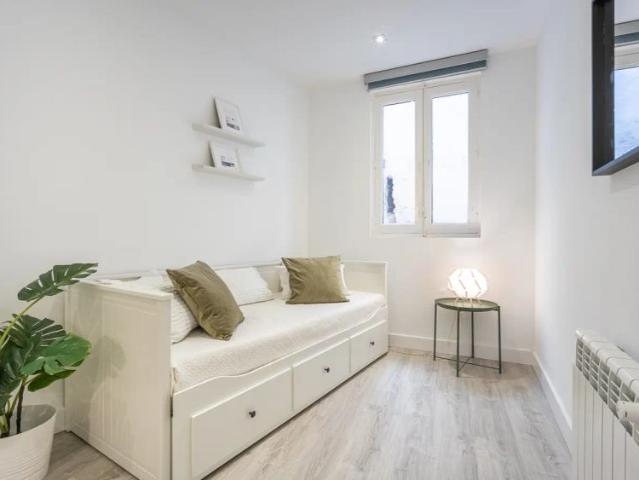 Room in a shared 2 bedroom apartment for rent in Embajadores, bills included, professionals only