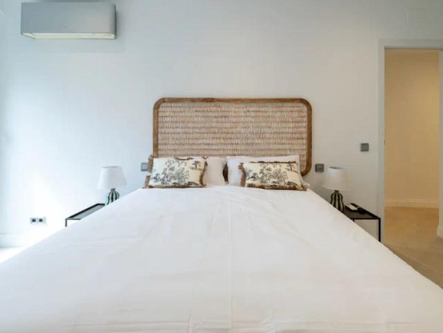 Room in a shared 2 bedroom apartment for rent in Embajadores, females only