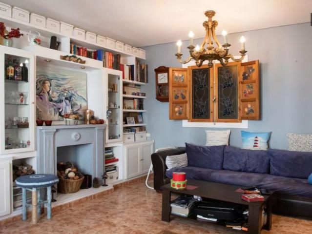 Room in a shared 2 bedroom apartment for rent in Embajadores, only females
