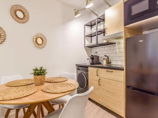 Room in a shared 2 bedroom apartment for rent in Embajadores, only males, perfect for professionals and students