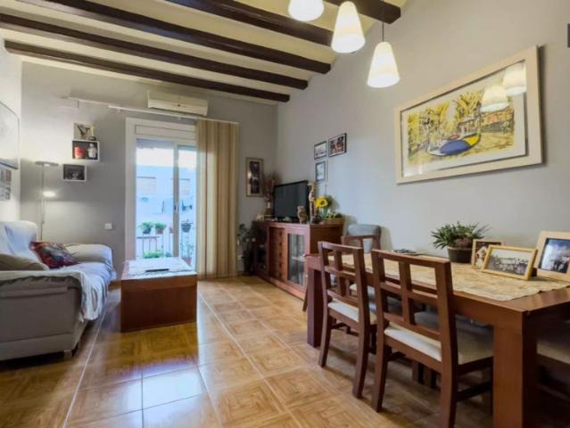 Room in a shared 2 bedroom apartment for rent in El Camp d'en Grassot i Gracia Nova