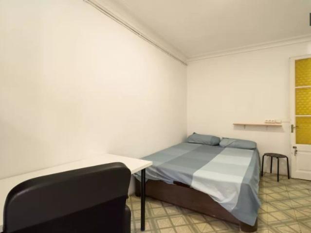 Room in a shared 2 bedroom apartment for rent in El Poble Sec, all bills included