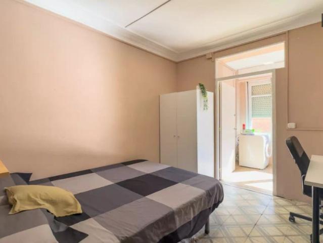 Room in a shared 2 bedroom apartment for rent in El Poble Sec, all bills included