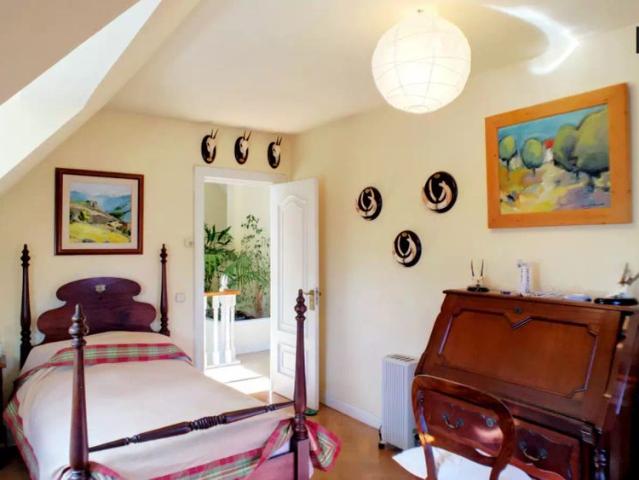 Room in a shared 2 bedroom apartment for rent in Madrid, bills included, perfect for students