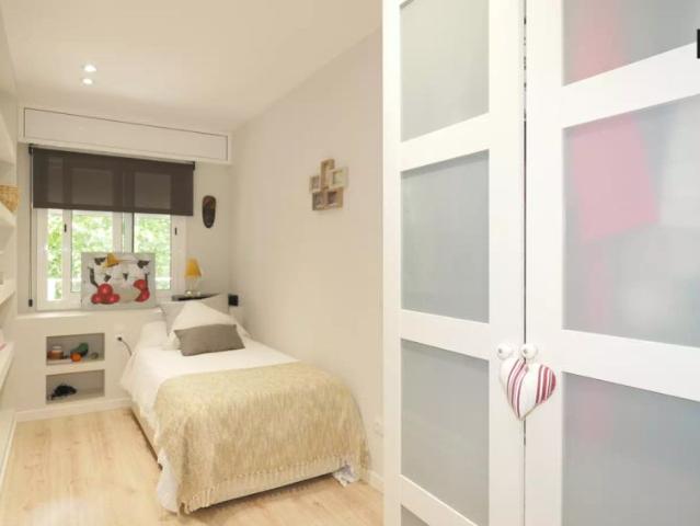 Room in a shared 2 bedroom apartment for rent in Pedralbes, bills included