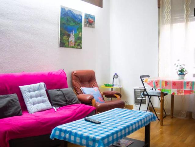 Room in a shared 3 bedroom apartment for rent in Collblanc, bills included, perfect for students