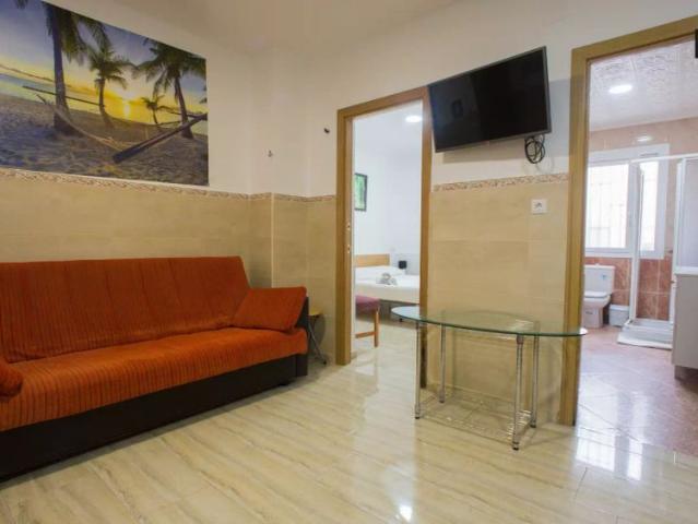 Room in a shared 3 bedroom apartment for rent in Cabanyal Canyamelar perfect for professionals and students
