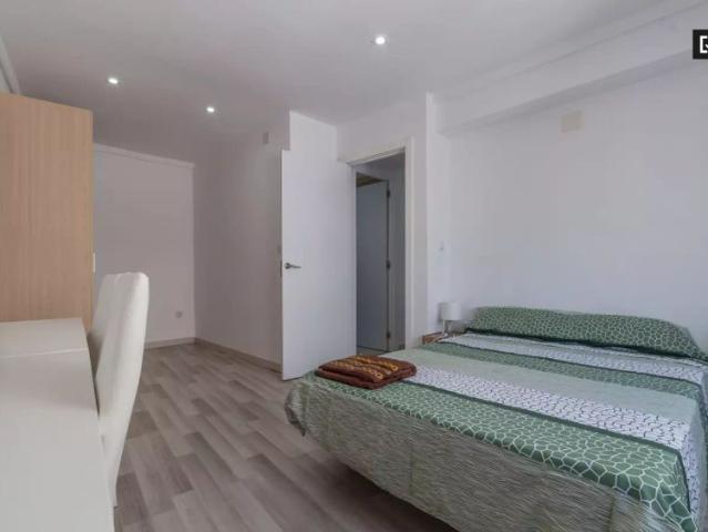 Room in a shared 3 bedroom apartment for rent in Cabanyal Canyamelar, perfect for professionals and students