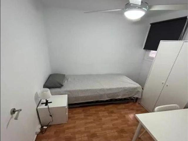Room in a shared 3 bedroom apartment for rent in Camí Fondo