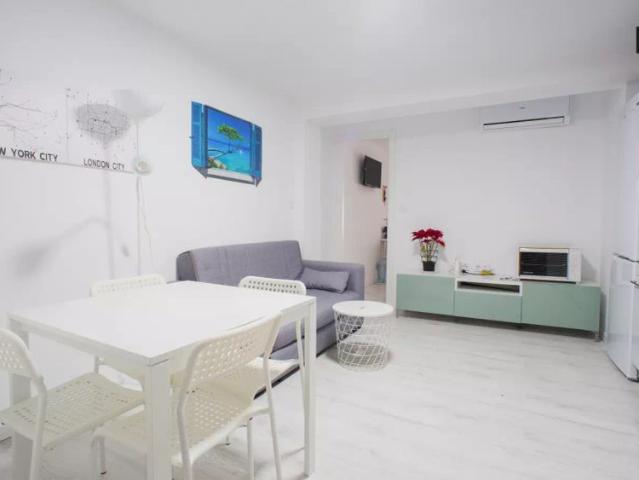 Room in a shared 3 bedroom apartment for rent in Aiora, Valencia