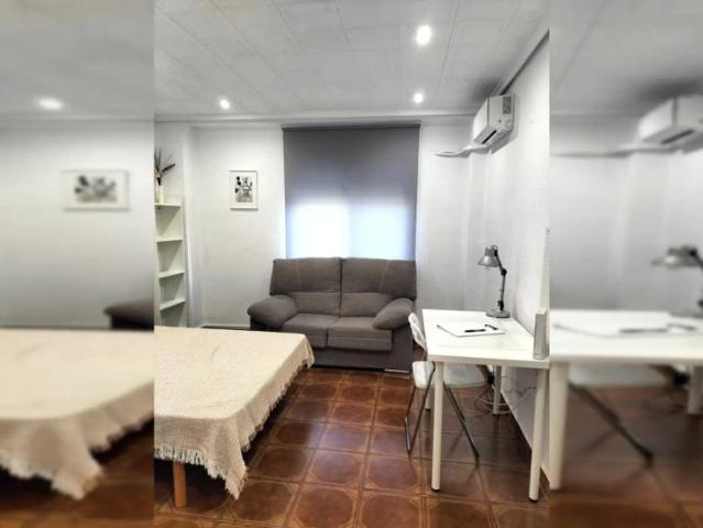 Room in a shared 3 bedroom apartment for rent in Aiora, Valencia