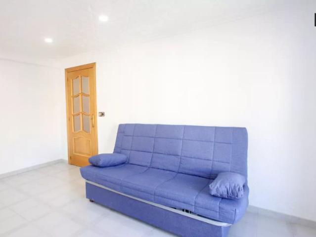 Room in a shared 3 bedroom apartment for rent in Albors suitable for professionals and students