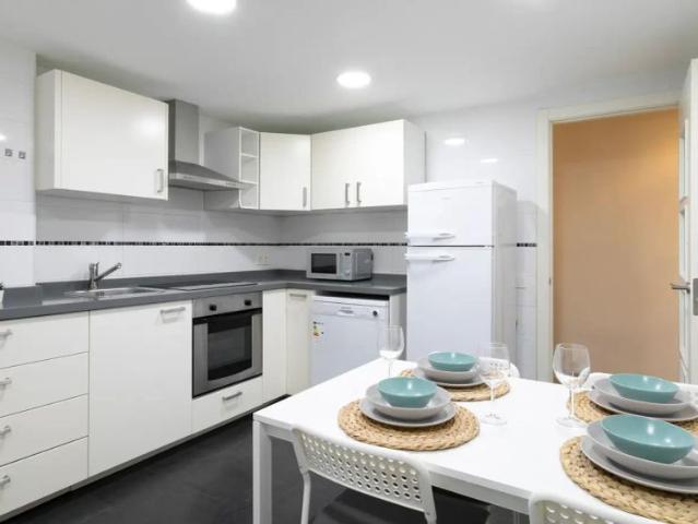Room in a shared 3 bedroom apartment for rent in Alicante, only professionals or students