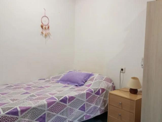 Room in a shared 3 bedroom apartment for rent in Alicante, perfect for female students