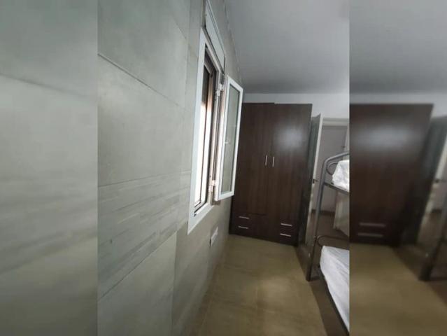 Room in a shared 3 bedroom apartment for rent in Barrio León, bills included