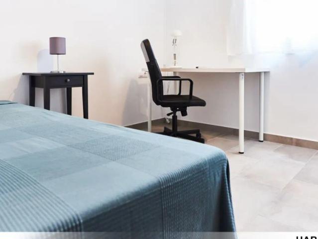 Room in a shared 3 bedroom apartment for rent in Barrio León, ideal for professionals and students