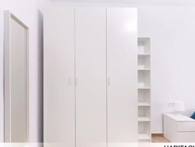 Room in a shared 3 bedroom apartment for rent in Barrio León, Seville, perfect for students only