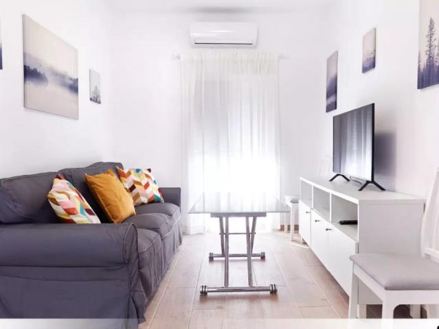Room in a shared 3 bedroom apartment for rent in Barrio León, Seville, perfect for students only