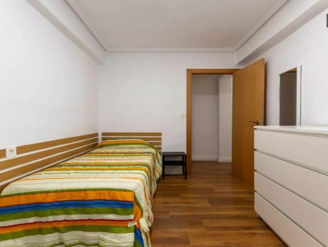 Room in a shared 3 bedroom apartment for rent in Burjassot for professionals