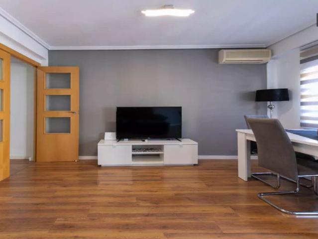 Room in a shared 3 bedroom apartment for rent in Burjassot for professionals