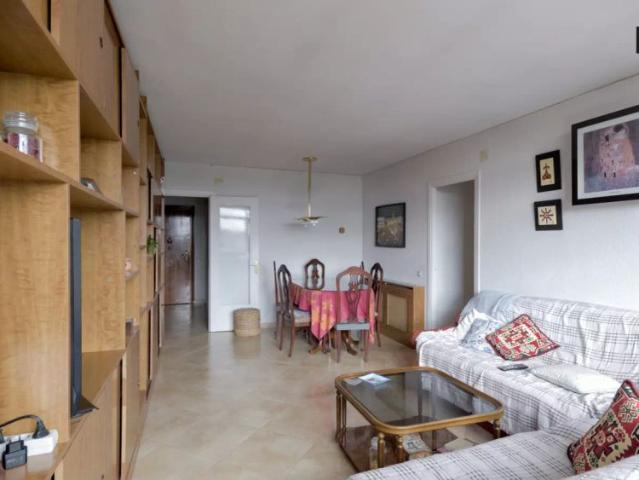 Room in a shared 3 bedroom apartment for rent in Getafe, suitable for professionals and students