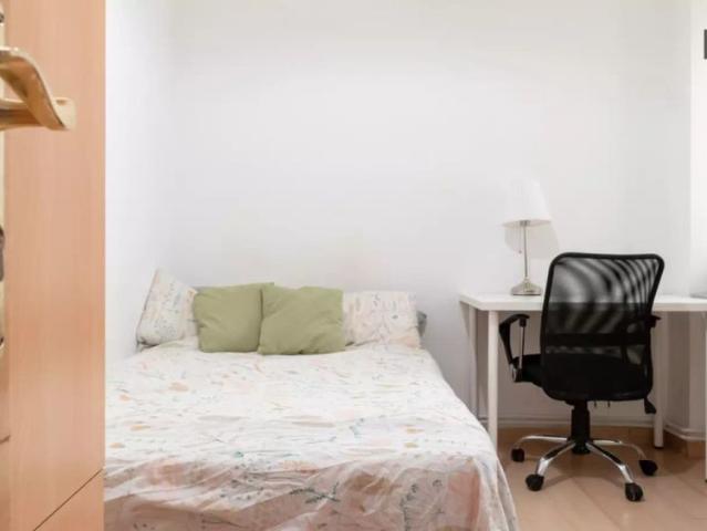 Room in a shared 3 bedroom apartment for rent in Guindalera, couples allowed