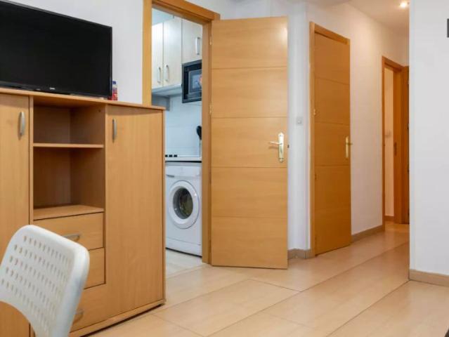 Room in a shared 3 bedroom apartment for rent in Guindalera, couples allowed