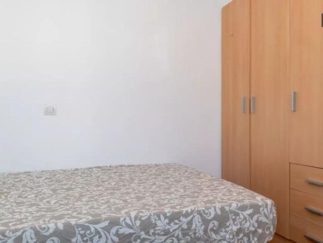 Room in a shared 3 bedroom apartment for rent in Guindalera, couples allowed