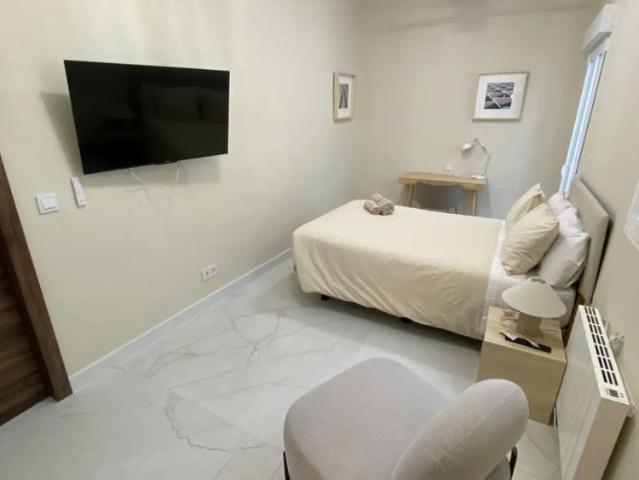 Room in a shared 3 bedroom apartment for rent in Embajadores, all bills included