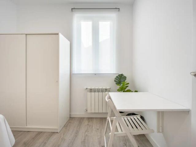 Room in a shared 3 bedroom apartment for rent in Embajadores, bills included perfect for women