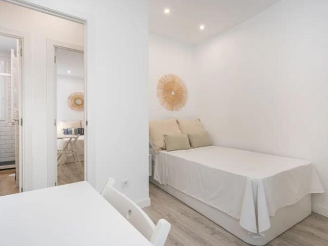 Room in a shared 3 bedroom apartment for rent in Embajadores, bills included perfect for women