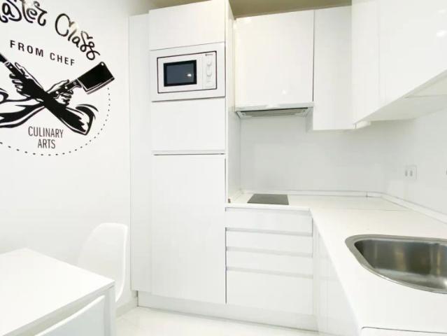Room in a shared 3 bedroom apartment for rent in Embajadores, only males, professionals only