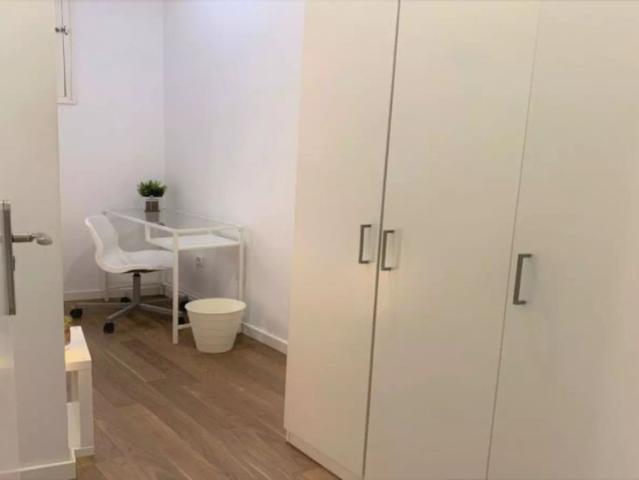 Room in a shared 3 bedroom apartment for rent in Embajadores, professionals or students only