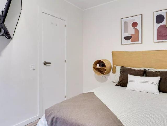 Room in a shared 3 bedroom apartment for rent in el Carmel, no couples allowed