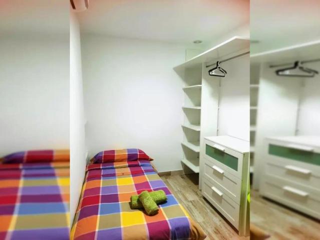 Room in a shared 3 bedroom apartment for rent in El Botánic, professionals only