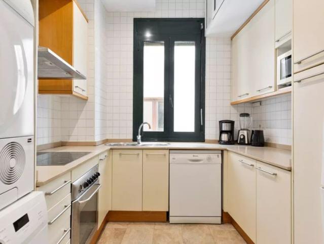 Room in a shared 3 bedroom apartment for rent in El Gòtic, professionals and students allowed
