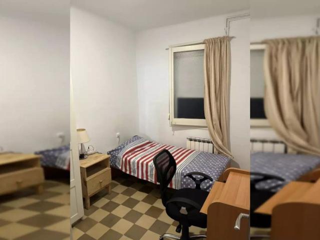 Room in a shared 3 bedroom apartment for rent in el Guinardó, bills included