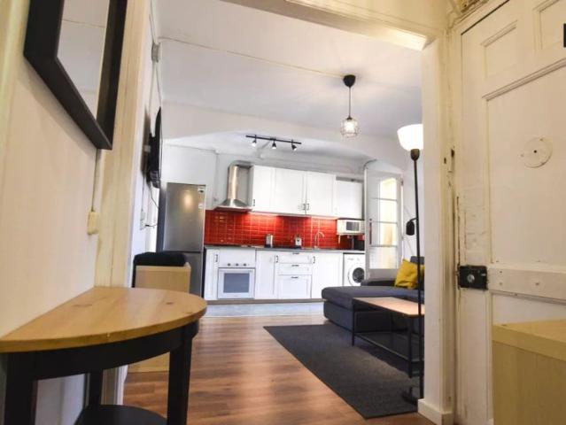 Room in a shared 3 bedroom apartment for rent in El Raval, Barcelona