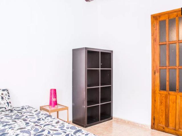 Room in a shared 3 bedroom apartment for rent in el Raval for professionals and students, no couples