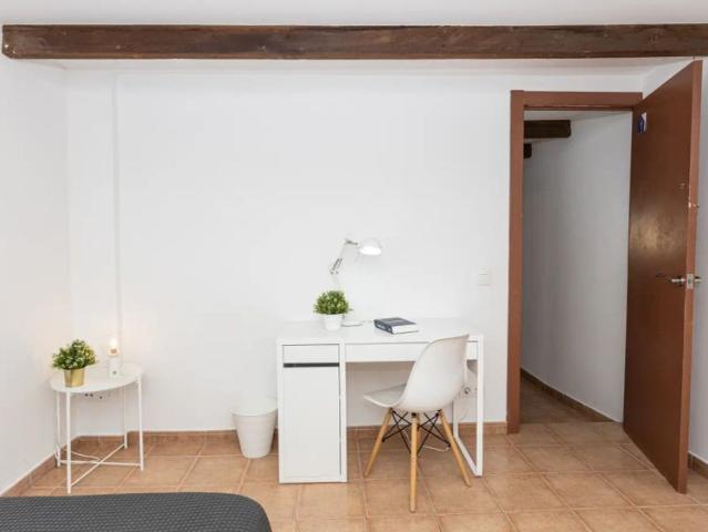 Room in a shared 3 bedroom apartment for rent in El Raval, professionals and students only