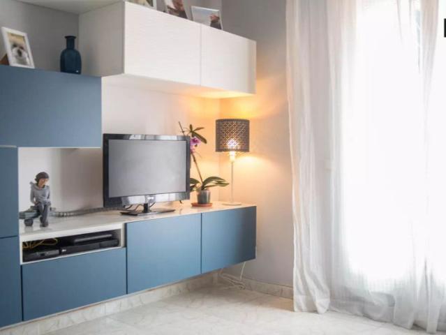 Room in a shared 3 bedroom apartment for rent in Horta, females only