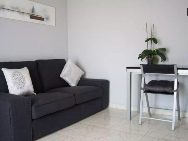 Room in a shared 3 bedroom apartment for rent in Horta, females only