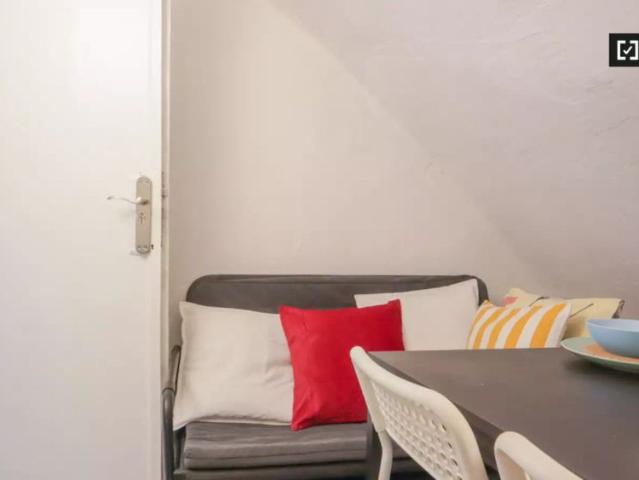 Room in a shared 3 bedroom apartment for rent in Opañel