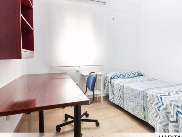 Room in a shared 3 bedroom apartment for rent in Los Remedios, professionals only