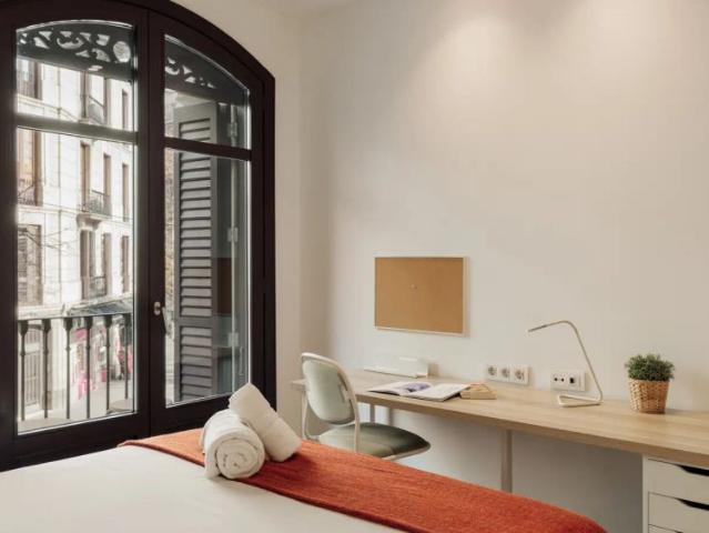 Room in a shared 3 bedroom apartment for rent in La Dreta de l'Eixample, perfect for singles