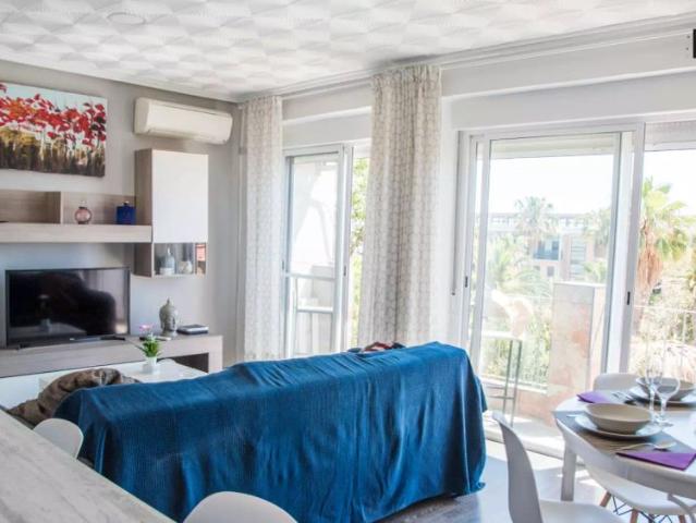 Room in a shared 3 bedroom apartment for rent in La Malva Rosa, València