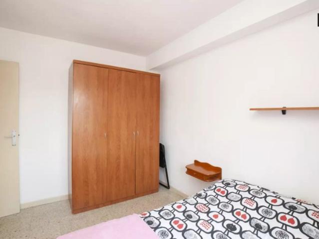 Room in a shared 3 bedroom apartment for rent in La Marina de Port, bills included